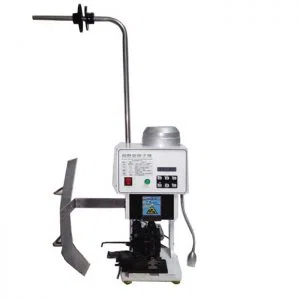  Az AC csatlakozó préselése a kábelhez a kábel végdugójának elkészítéséhez.