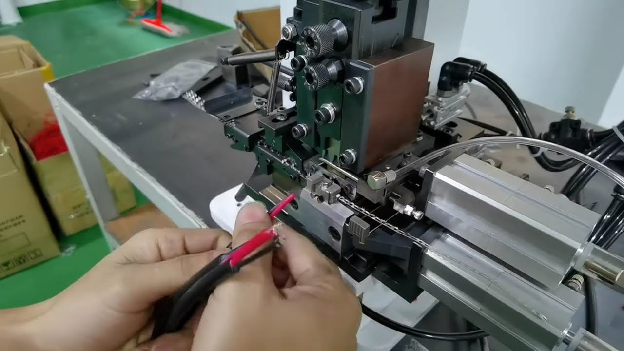 Folyamatos szalagos terminálógép dupla vezetékhez – Automatizálja gyártását!