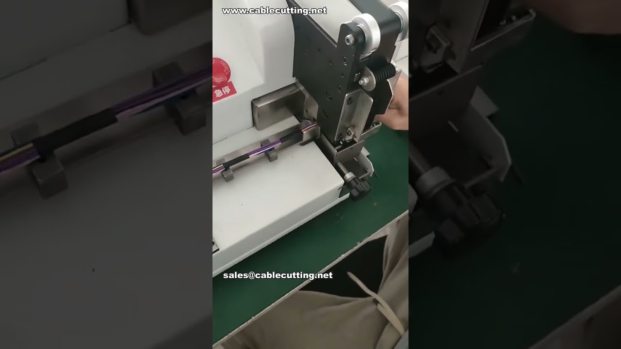 Ipari hatékonyság: Automatizált gép 30 mm-es PVC szalaggal a gyári műhelyben
