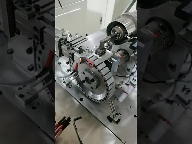 Automatikus huzalmenetesítő gép – Maghuzal hámozása és sodrott maghuzal megmunkálása