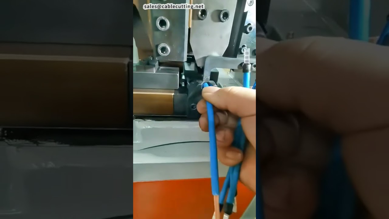 Nagy méretű csőcsatlakozó krimpelő gép rezgő adagolóval – Ipari automatizálás a gyárban