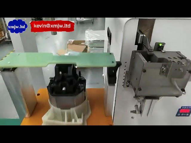 Teljesen automatikus 3 tengelyes robotcsavarozó gép két munkasztallal